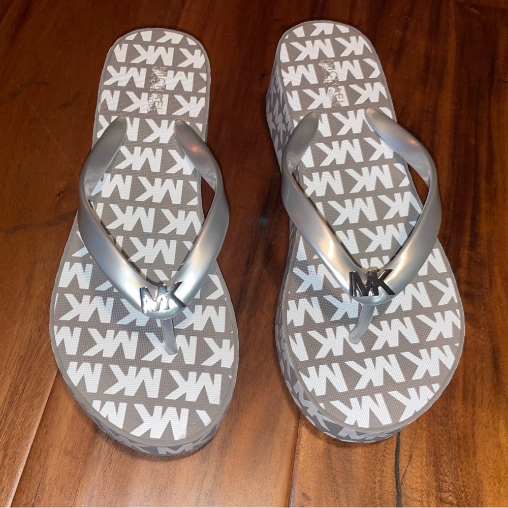NWT Michael Kors Bedford Glam Platformm
Flip Flop  -Size 7 - Picture 4 of 8
